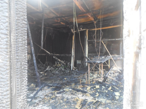 В Луганске на Мирном сгорели два бара (ФОТО)