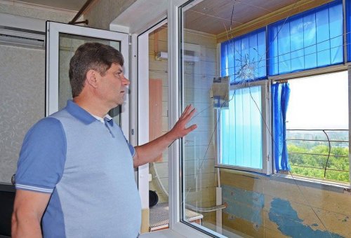Мэр Кравченко побывал в гостях у луганчан, чье жилье пострадало от обстрелов (ФОТО)