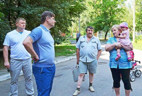 Мэр Кравченко побывал в гостях у луганчан, чье жилье пострадало от обстрелов (ФОТО)