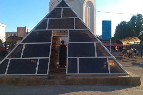В Луганске поставили Пирамиду, которая должна помочь луганчанам сбросить негатив (ФОТО)
