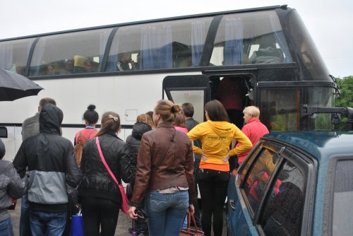 Более 100 детей с Луганщины поехали отдыхать в Карпаты в сопровождении украинских военных (ФОТО)