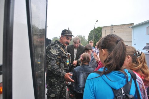 Более 100 детей с Луганщины поехали отдыхать в Карпаты в сопровождении украинских военных (ФОТО)