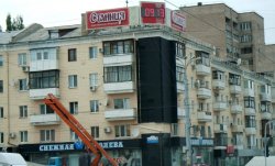 В Луганске ополченцы не дали предпринимателям демонтировать рекламные дисплеи в центре