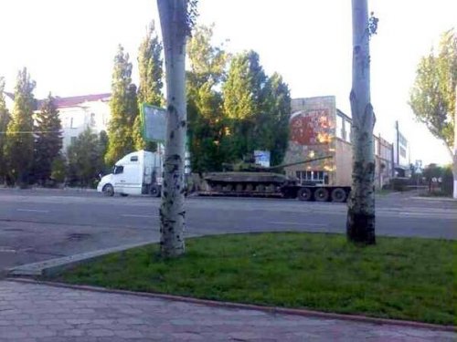 "Мирные" выходные в Луганске. По центру города возят танк (Фотофакт)