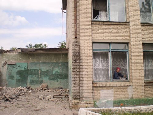 В Луганске из-за террористов пострадала школа (фото)