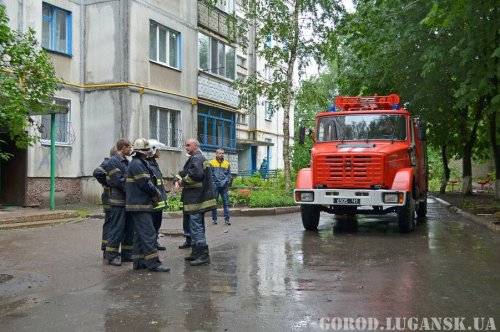 В Луганске под обстрел попал квартал Пролетариата Донбасса: расстрелянная маршрутка и разбитые дома (ФОТО, ВИДЕО)