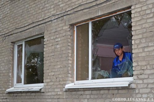 В Луганске под обстрел попал квартал Пролетариата Донбасса: расстрелянная маршрутка и разбитые дома (ФОТО, ВИДЕО)