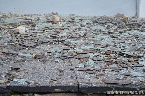 В Луганске под обстрел попал квартал Пролетариата Донбасса: расстрелянная маршрутка и разбитые дома (ФОТО, ВИДЕО)