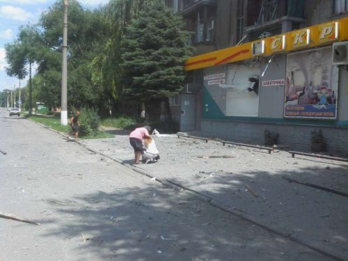 В Луганске два дома на улице Кирова попали под обстрел. Погибла женщина (ФОТО, ВИДЕО)