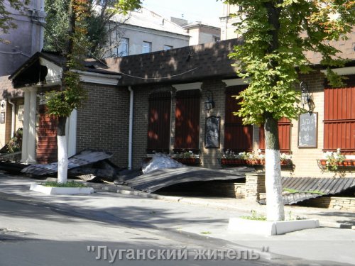 В Луганске из-за попадания снаряда сгорел ресторан «Па де Прованс» (ФОТО)