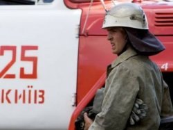 В Киеве горит склад деревообрабатывающего предприятия