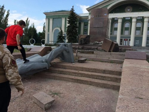 День национального флага на Луганщине: в Северодонецке Ляшко сносит Ленина (ФОТО)