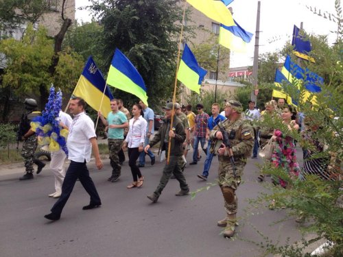 День национального флага на Луганщине: в Северодонецке Ляшко сносит Ленина (ФОТО)