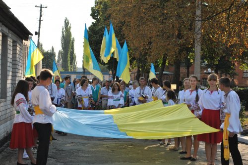 День национального флага на Луганщине: в Старобельске устроили праздничное шествие (ФОТО)