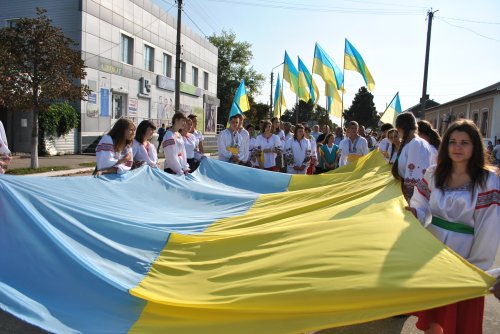 День национального флага на Луганщине: в Старобельске устроили праздничное шествие (ФОТО)