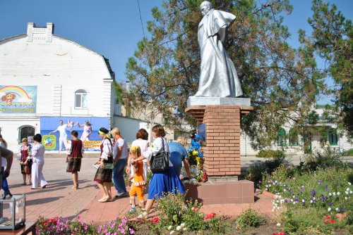 День национального флага на Луганщине: в Старобельске устроили праздничное шествие (ФОТО)