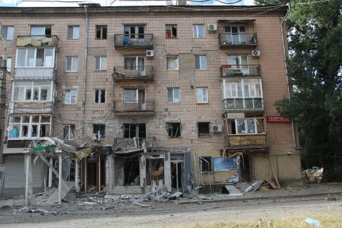 В Луганске разбомбили дом напротив захваченного СБУ
