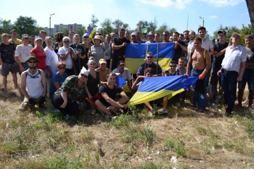 Мариупольцы роют окопы, готовясь к отражению атаки российских танков (ФОТО)