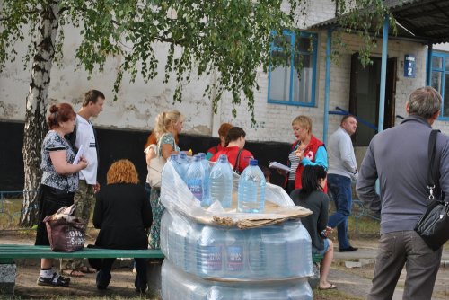 В Старобельске беженцам раздают гуманитарную помощь из Закарпатья (ФОТО)