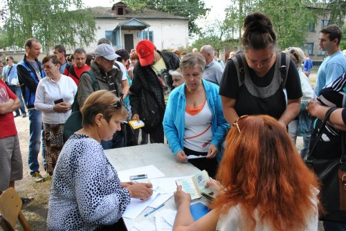 В Старобельске беженцам раздают гуманитарную помощь из Закарпатья (ФОТО)