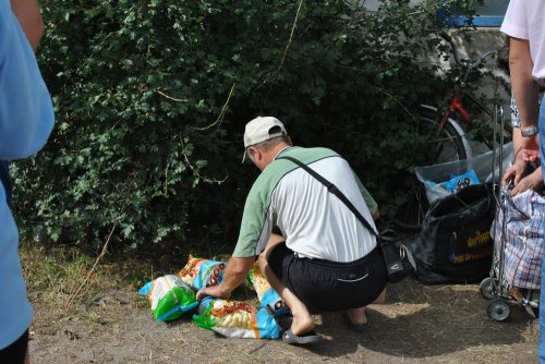 В Старобельске беженцам раздают гуманитарную помощь из Закарпатья (ФОТО)