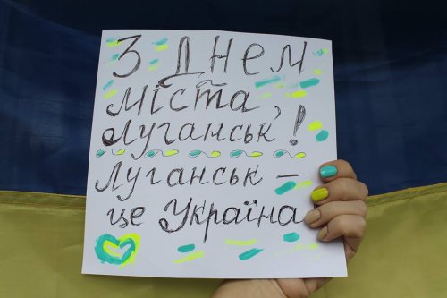 Луганчане-переселенцы устроили в соцсетях патриотический флешмоб в честь дня рождения родного города (ФОТО)