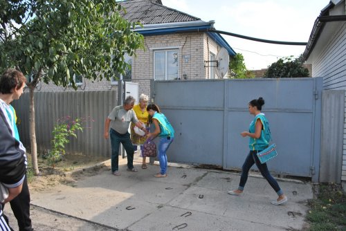 В Старобельске студенты-волонтеры ЛНУ собирали у местных жителей помощь для беженцев (ФОТО)