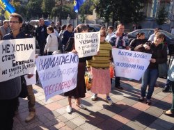 В Киеве беженцы из Луганской и Донецкой областей протестуют против принятия закона об особом статусе захваченных террористами территорий
