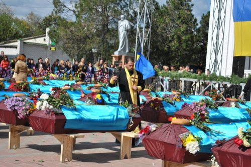 «Гей, погину я в чужім краю». В Старобельске простились с неизвестными солдатами, погибшими в боях под Луганском (ФОТОРЕПОРТАЖ)