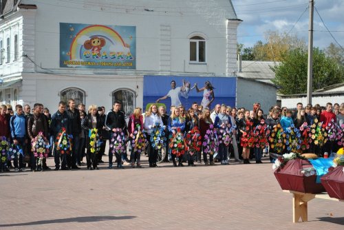 «Гей, погину я в чужім краю». В Старобельске простились с неизвестными солдатами, погибшими в боях под Луганском (ФОТОРЕПОРТАЖ)