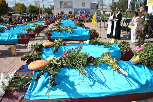 «Гей, погину я в чужім краю». В Старобельске простились с неизвестными солдатами, погибшими в боях под Луганском (ФОТОРЕПОРТАЖ)