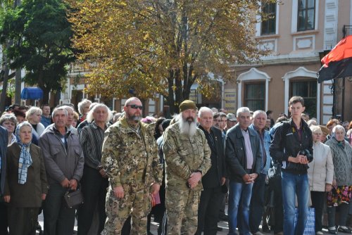 «Гей, погину я в чужім краю». В Старобельске простились с неизвестными солдатами, погибшими в боях под Луганском (ФОТОРЕПОРТАЖ)