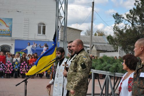 «Гей, погину я в чужім краю». В Старобельске простились с неизвестными солдатами, погибшими в боях под Луганском (ФОТОРЕПОРТАЖ)