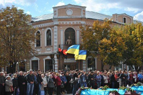 «Гей, погину я в чужім краю». В Старобельске простились с неизвестными солдатами, погибшими в боях под Луганском (ФОТОРЕПОРТАЖ)