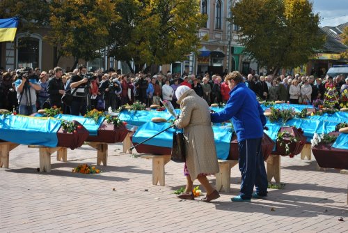 «Гей, погину я в чужім краю». В Старобельске простились с неизвестными солдатами, погибшими в боях под Луганском (ФОТОРЕПОРТАЖ)