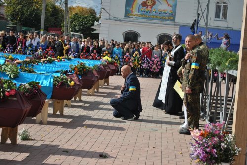 «Гей, погину я в чужім краю». В Старобельске простились с неизвестными солдатами, погибшими в боях под Луганском (ФОТОРЕПОРТАЖ)