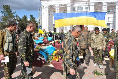 «Гей, погину я в чужім краю». В Старобельске простились с неизвестными солдатами, погибшими в боях под Луганском (ФОТОРЕПОРТАЖ)