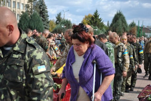 «Гей, погину я в чужім краю». В Старобельске простились с неизвестными солдатами, погибшими в боях под Луганском (ФОТОРЕПОРТАЖ)