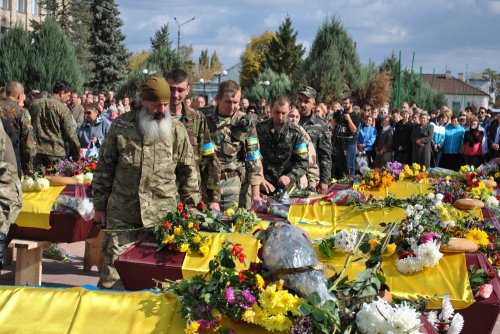 «Гей, погину я в чужім краю». В Старобельске простились с неизвестными солдатами, погибшими в боях под Луганском (ФОТОРЕПОРТАЖ)