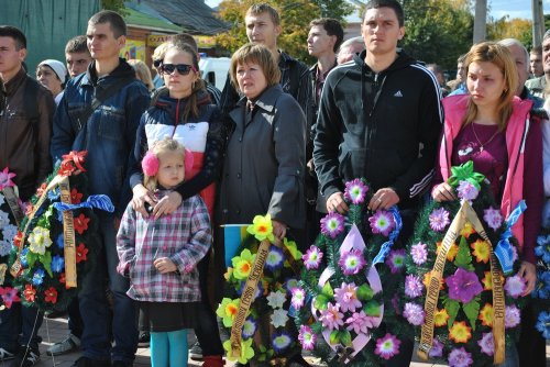 «Гей, погину я в чужім краю». В Старобельске простились с неизвестными солдатами, погибшими в боях под Луганском (ФОТОРЕПОРТАЖ)