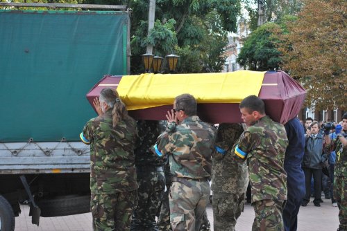 «Гей, погину я в чужім краю». В Старобельске простились с неизвестными солдатами, погибшими в боях под Луганском (ФОТОРЕПОРТАЖ)