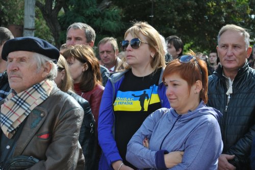 «Гей, погину я в чужім краю». В Старобельске простились с неизвестными солдатами, погибшими в боях под Луганском (ФОТОРЕПОРТАЖ)