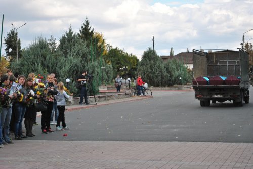 «Гей, погину я в чужім краю». В Старобельске простились с неизвестными солдатами, погибшими в боях под Луганском (ФОТОРЕПОРТАЖ)