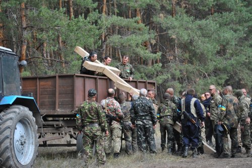 «Гей, погину я в чужім краю». В Старобельске простились с неизвестными солдатами, погибшими в боях под Луганском (ФОТОРЕПОРТАЖ)