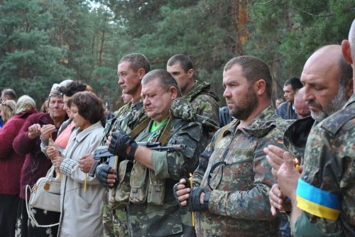 «Гей, погину я в чужім краю». В Старобельске простились с неизвестными солдатами, погибшими в боях под Луганском (ФОТОРЕПОРТАЖ)