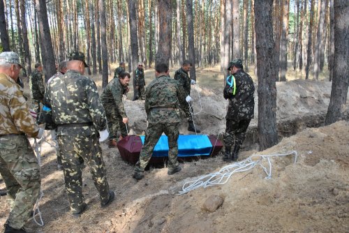 «Гей, погину я в чужім краю». В Старобельске простились с неизвестными солдатами, погибшими в боях под Луганском (ФОТОРЕПОРТАЖ)