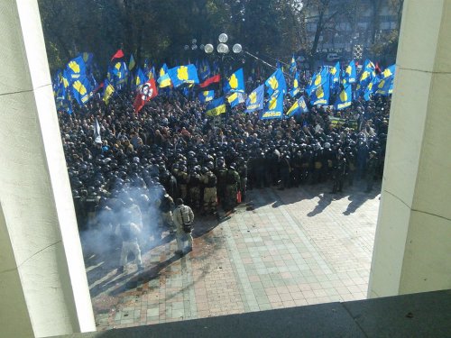 Раду продолжают пикетировать. Произошла драка, слышны выстрелы (фото)