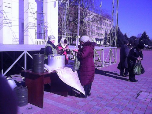 В Старобельске у избирательных участков горожан кормят кашей (фото) 