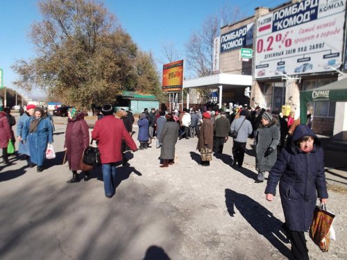 В Луганске пенсионеры стоят в огромных очередях, чтобы получить пенсию (фото)