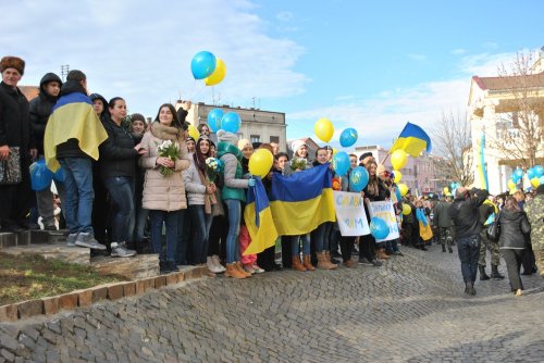 Спасибо, что живы! В Мукачево встречали украинских военных, которые прибыли из Станицы-Луганской (ФОТО)